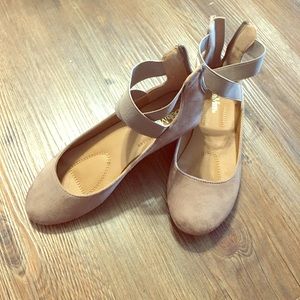 Ladies ballet flats.